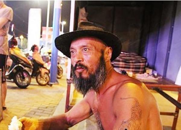 為供兩個女兒上學,每天背5卡車貨物的“板車哥”,後來過得怎樣 為供兩個女兒上學,每天背5卡車貨物的“板車哥”,後來過得怎樣