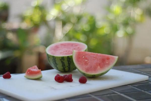 它被稱為“瓜中之王”，但有用的瓜皮卻被你扔了！西瓜皮這樣吃，養生又美味