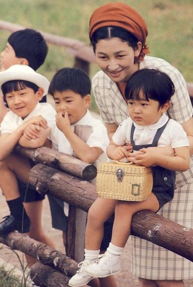 文仁親王好幸運，幼時受寵，25歲結婚41歲得皇室獨苗，如今是皇嗣