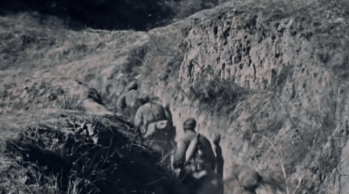 “三三制”拍出來不好看？密集衝鋒的“人海戰術”就好看了嗎？