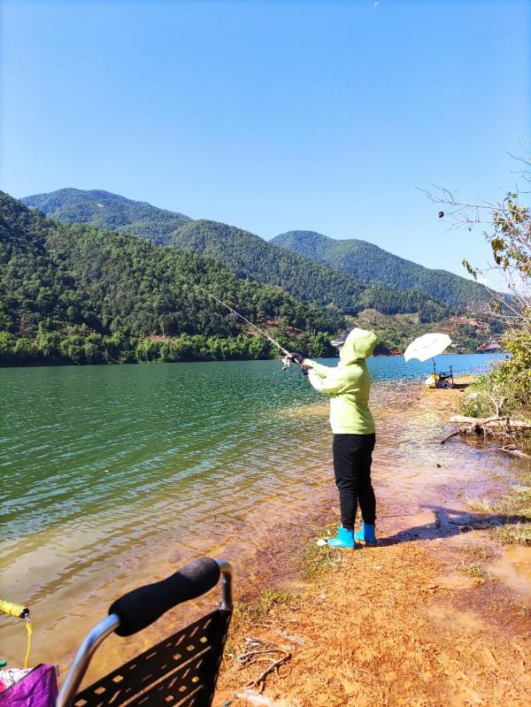 梅子姐又玩路亞又玩手竿，痴迷釣魚連老公的年假也用上了