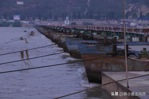 陝西342國道上的奇觀，一條浮橋跨越黃河連通秦晉，過一次收10元