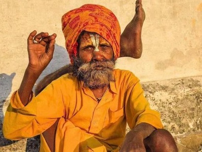 印度苦行僧78年不吃不喝？眾人質疑後軍方介入，在房間裡裝上監控