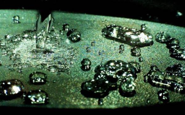 為什麼我們用手摸熔岩不會受傷？一個實驗告訴你答案