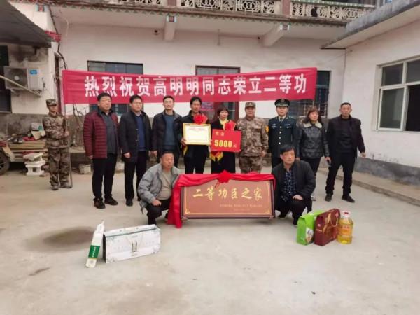 爆贊!火箭軍某部專派15人快馬加鞭送喜報 爆贊!火箭軍某部專派15人快馬加鞭送喜報