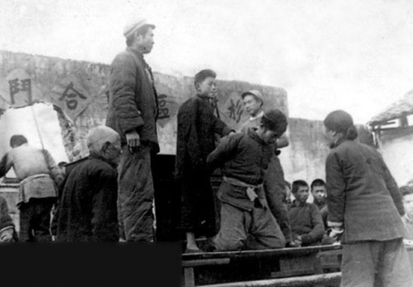 1953年，開國少將攜妻回鄉祭祖，卻發現童養媳等了自己一輩子