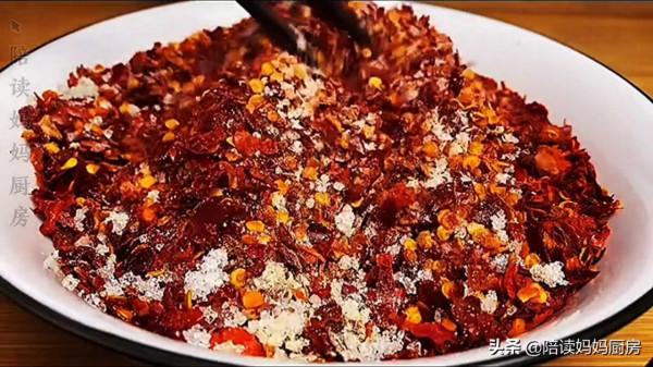 做辣椒油直接把油潑在幹辣椒上你就錯了，大廚教你一招，又香又辣