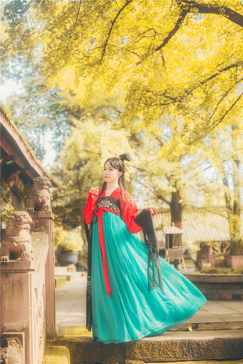 古人穿的衣服有的很長拖在地上，究竟是為什麼？不怕弄髒嗎？