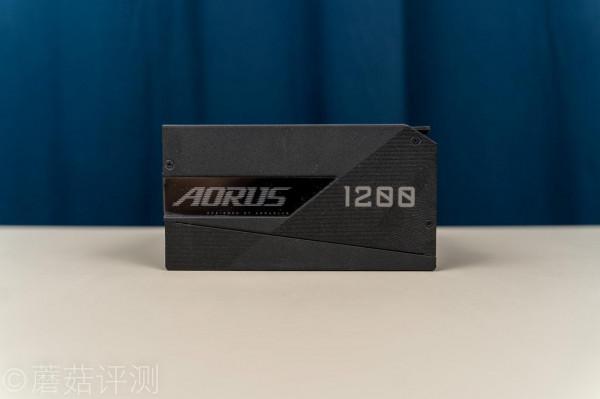 螢幕酷炫,用料誇張,適合高階玩家、技嘉鉑金雕1200W白金牌電源 螢幕酷炫,用料誇張,適合高階玩家、技嘉鉑金雕1200W白金牌電源