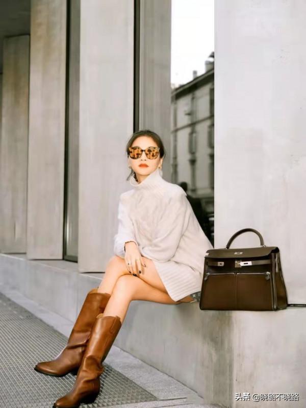 楊冪帶火了一種穿法：“短外套+長靴”，時髦顯腿長，照著穿準美