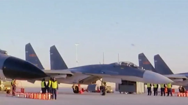 空軍拜年影片&OpenCurlyDoubleQuote;灰頭殲-11BG&rdquo;異常顯眼，殲-11B還有未來嗎？