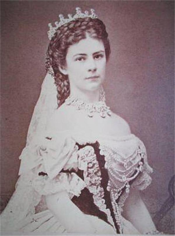 茜茜公主懷孕時腰圍超50cm就絕食，她小蠻腰有多細？老照片很迷人