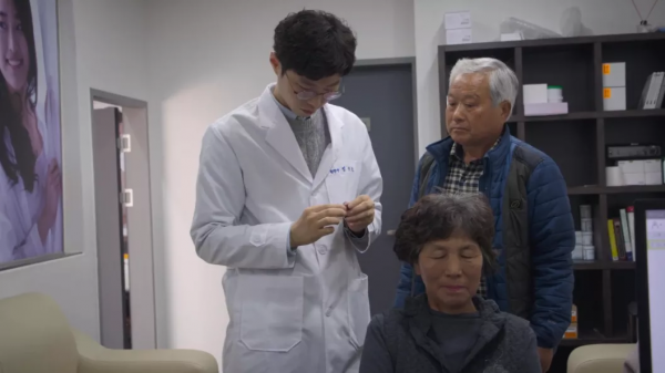 下嫁毀容男、喪子又殘疾、一家10口蝸居破房50年，她卻說無比幸福