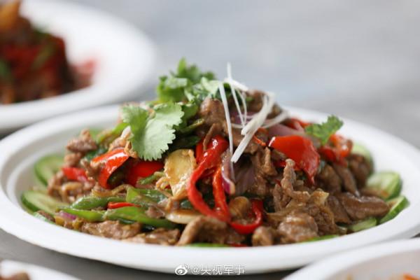 “舌尖”上的部隊伙食，兵哥哥的廚藝堪比大飯店，一看就是專業的