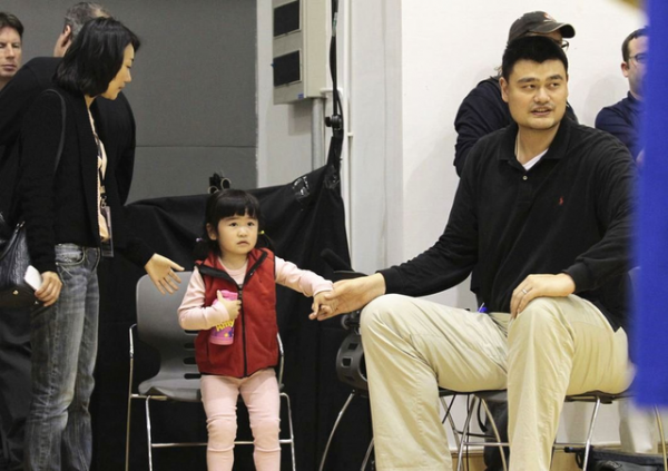 姚明女兒近照曝光，11歲身高超1米8，腿長驚豔人站姿挺拔