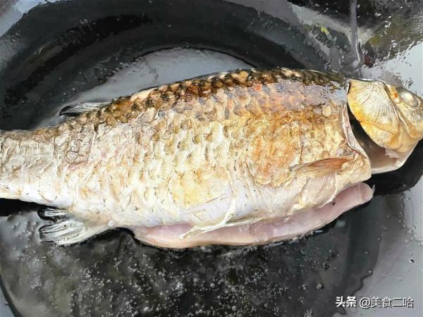 鄰居不要的舊鐵鍋，拿回家立馬變新鍋，煎魚不破皮，比不粘鍋好用