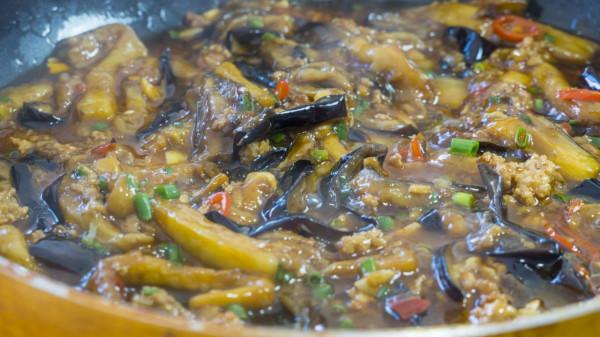 天冷犯懶就饞這一鍋！隨手一燜超下飯，一鍋搞定全家人晚餐，省心