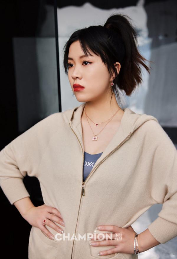 冠軍楊倩虎年首個大片曝光！穿滑雪裝迎冬奧形象大變，氣質大提升