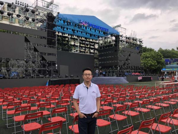 重慶小夥在富士康15年：實習生到經理，獲郭臺銘嘉獎，成風雲人物