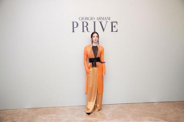 童瑤火了也更有排面，透視風衣內搭“肚兜”，時髦優雅真有貴婦範