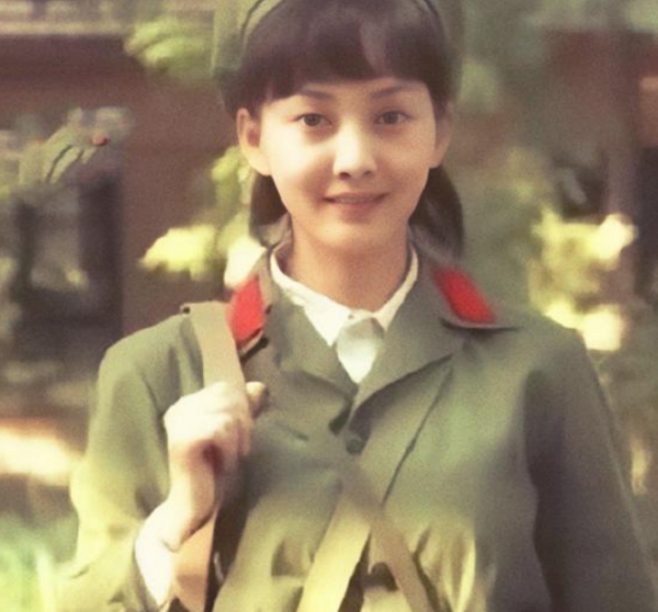 24歲嫁億萬富豪，從全國冠軍到8登春晚，牛莉到底憑什麼？