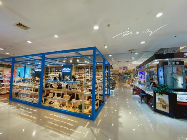 重慶楊家坪的地標商場，直通輕軌站，開了十幾年，人氣一直都很旺