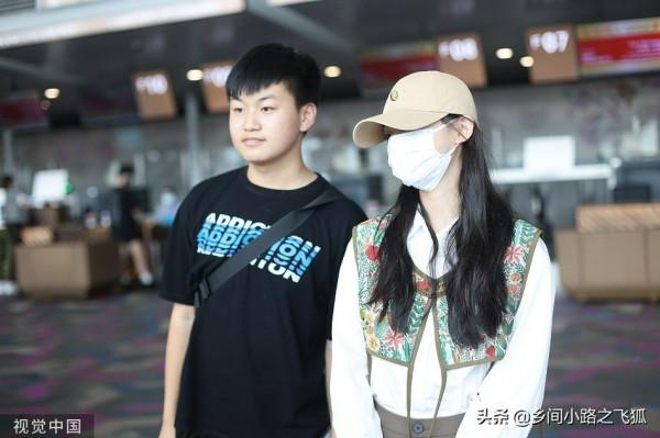 林允機場親切和男粉絲合影 白襯衫配高腰褲文藝少女 林允機場親切和男粉絲合影 白襯衫配高腰褲文藝少女