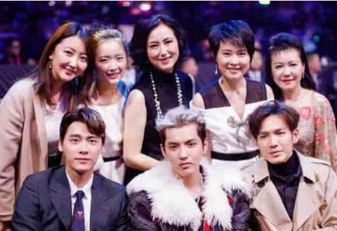 在富豪面前，明星扮小丑就行了，這幾張照片看出明星和富豪的地位