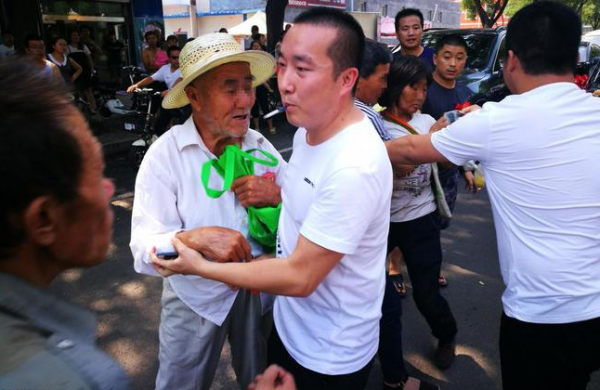 安徽40多歲兩單身兄弟收一養女，30年後女孩不離不棄帶著養父上班