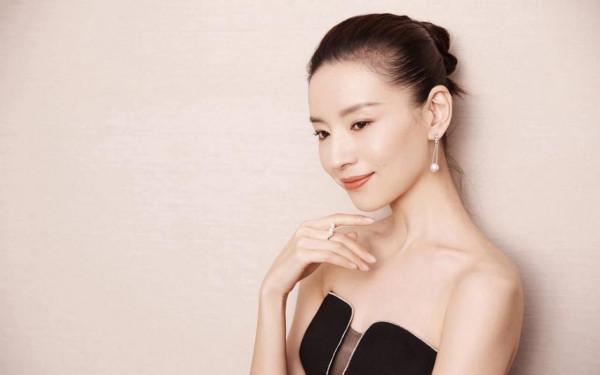 跟趙麗蓉演小品，和謝霆鋒扮夫妻，和趙本山搭戲，董潔憑什麼？