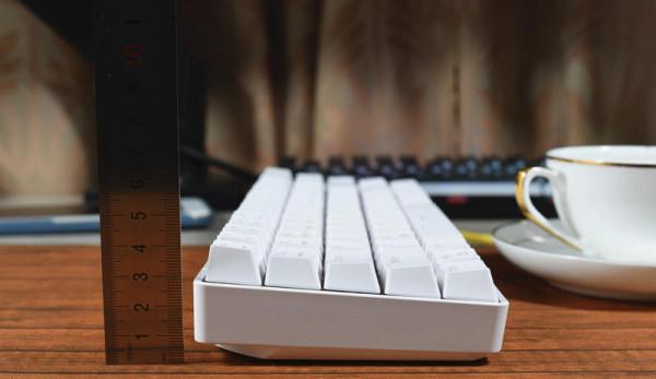 這鍵盤玩上就不想鬆手，平民好價，軸體熱插拔，還有RGB