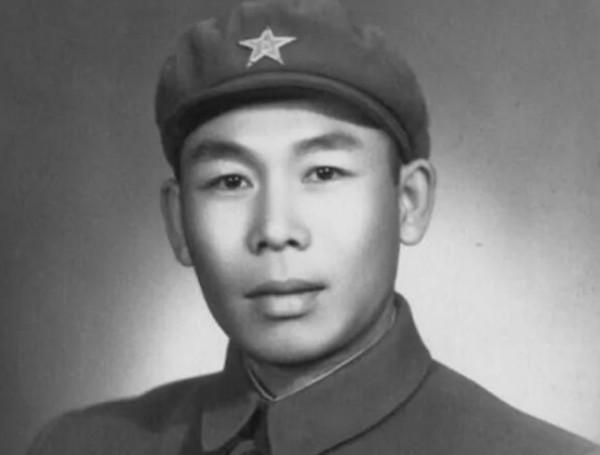 郭俊卿：14歲剃光頭參軍，5年不脫衣睡覺，身份曝光被毛主席接見