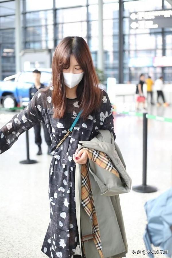 陳赫老婆顏值真高，穿碎花裙嫩得像小女生，難怪能受陳赫寵愛