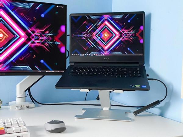 打造清爽的膝上型電腦桌面，只需用幾個小物件