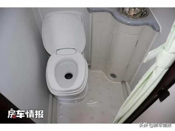 豐田中巴房車,4.0L柴油動力足,大空間像家一樣三代同堂也住得下 豐田中巴房車,4.0L柴油動力足,大空間像家一樣三代同堂也住得下