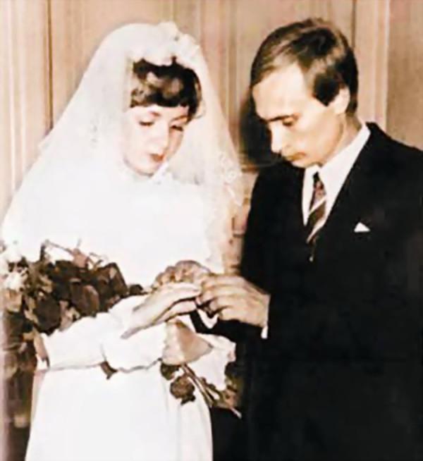 普京的鐵骨柔腸:與前妻相愛30年後無奈放手,單身至今仍未娶新妻 普京的鐵骨柔腸:與前妻相愛30年後無奈放手,單身至今仍未娶新妻