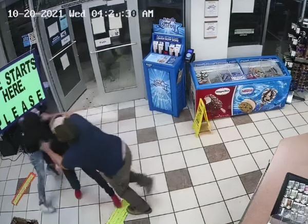 惹錯人!搶匪作案遇“美軍陸戰隊員”,1秒奪槍壓制畫面曝光,同夥屁滾尿流全嚇跑 惹錯人!搶匪作案遇“美軍陸戰隊員”,1秒奪槍壓制畫面曝光,同夥屁滾尿流全嚇跑