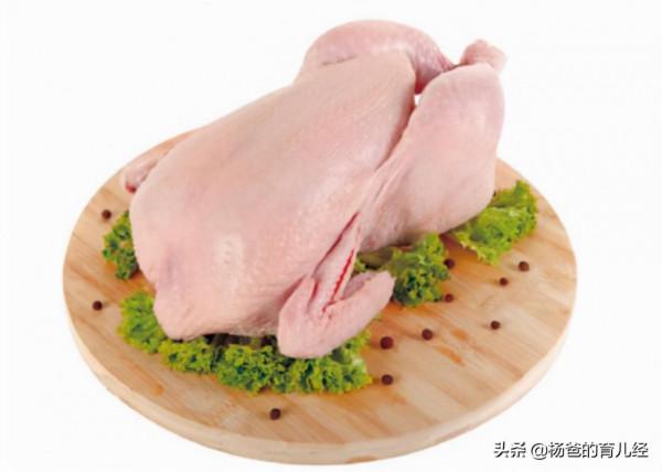 把豬蹄和三黃雞放在一起燜煮，鮮嫩解饞又好吃，孩子愛吃的美食