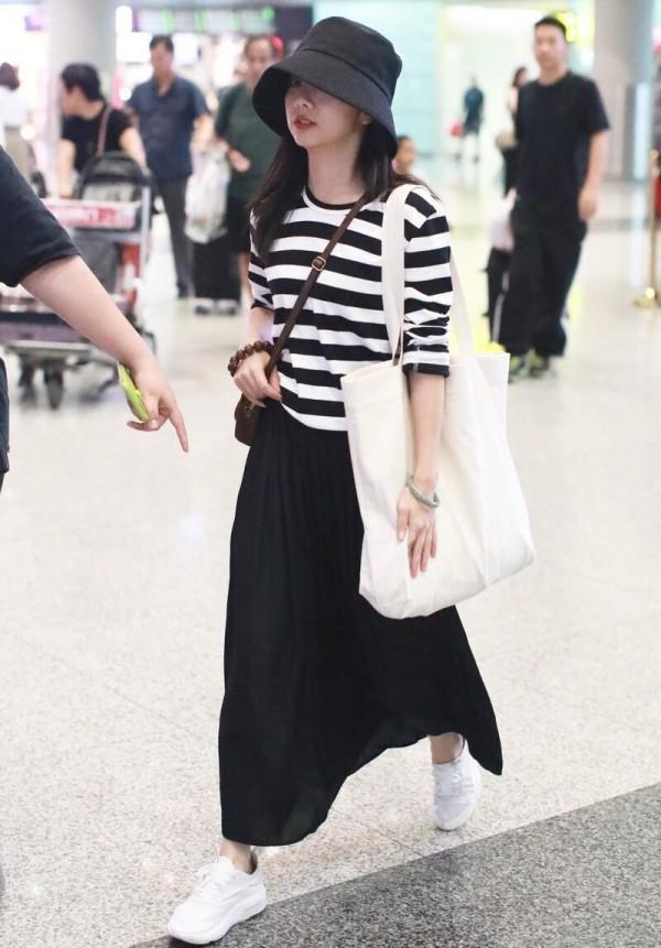 譚松韻真的不是00後？穿條紋T恤配半身裙走機場，嫩得像個高中生