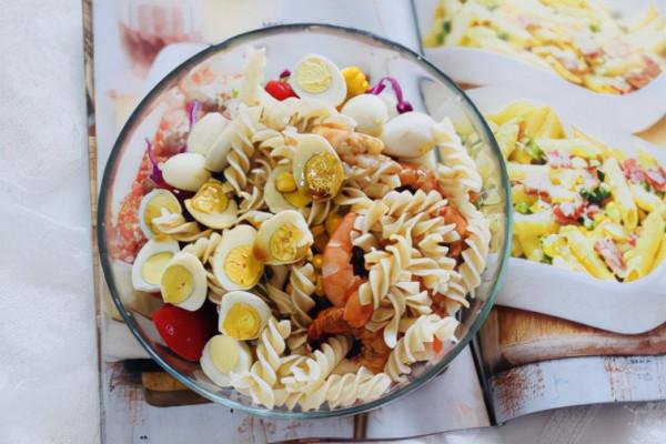 沙拉深受減肥人士的喜愛，好吃還不長胖，無負擔