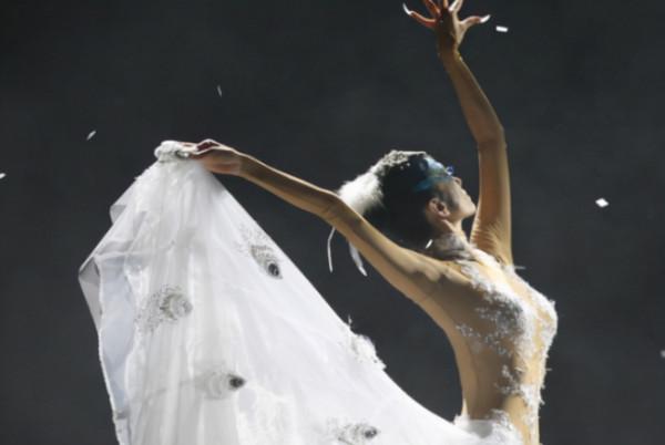 楊麗萍舞臺照，58穿成28，身材逆天，網友：簡直活成精了啊