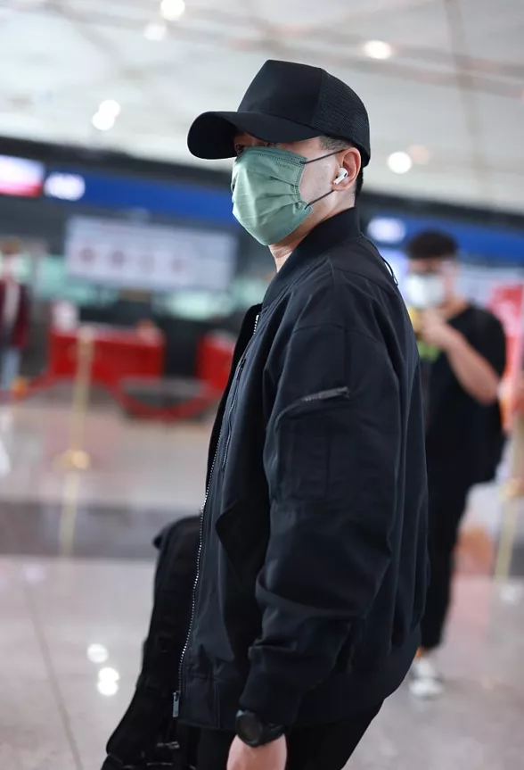 劉愷威魏大勳現身機場上演“世紀同框”,全程無交流,氣氛尷尬 劉愷威魏大勳現身機場上演“世紀同框”,全程無交流,氣氛尷尬