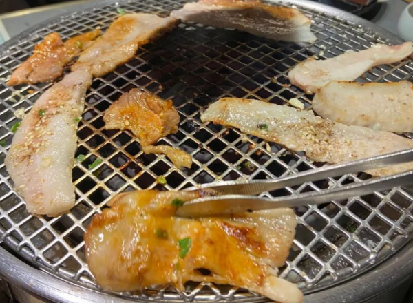 黃曉明開的烤肉店，曾排隊5小時才吃上，如今沒人排隊，隨到隨吃