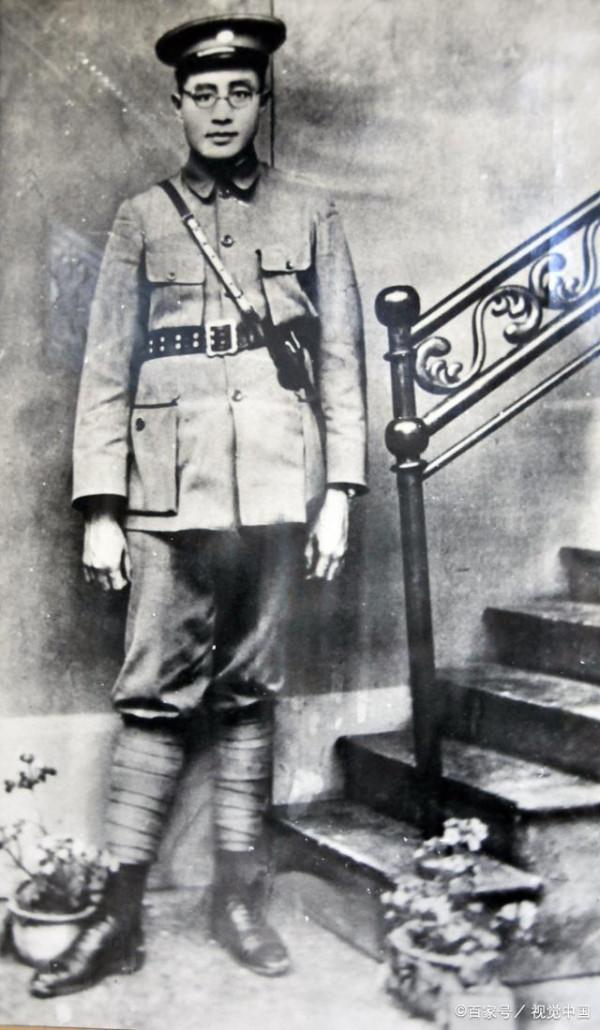 劉伯承失去右眼，右腿殘疾，低谷時被兒子出賣，歷經磨難成就軍神