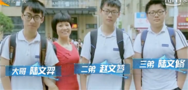 丈夫病逝後，農村媽媽打工擺攤養育三胞胎，仨兒子一個比一個爭氣