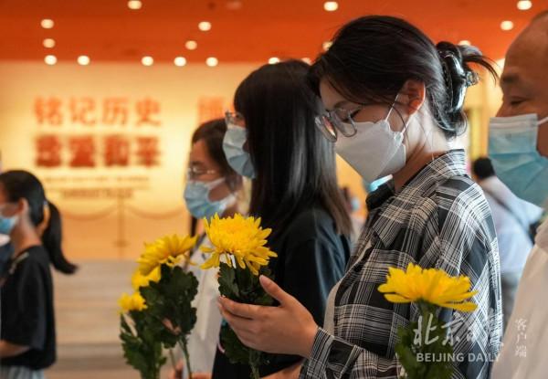 銘記“九一八”!今天,抗戰館銅牆鐵壁雕塑前擺滿鮮花 銘記“九一八”!今天,抗戰館銅牆鐵壁雕塑前擺滿鮮花