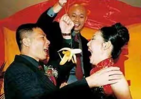 徐帆：處處忍讓馮小剛，23年不生孩子，養女和繼女把她當親媽孝順