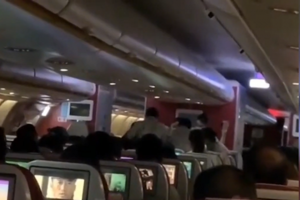 海南一孕婦飛機臨產，護士與空姐緊急接生，嬰兒誕生全機鼓掌