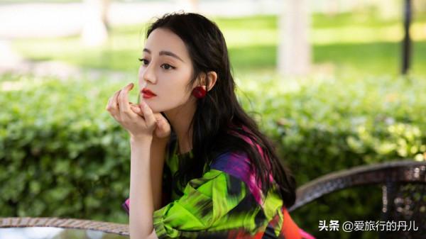 迪麗熱巴一襲彩色連衣裙優雅動人，盡顯異域風情