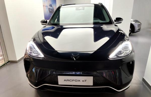 讓人驚喜的極狐 阿爾法T，4.6s破百，位元斯拉Model Y帥，還不貴